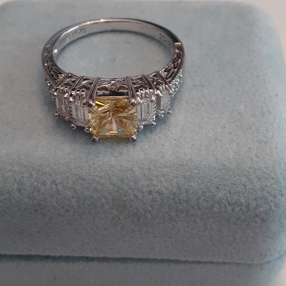 Ring - Picture 1 of 4